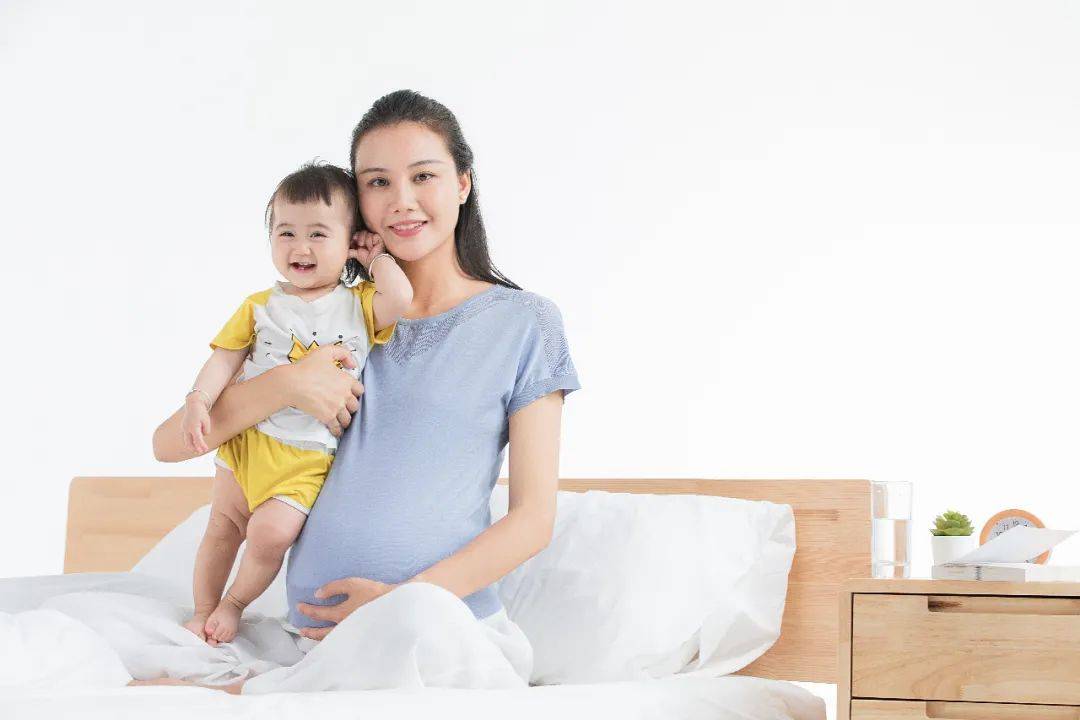 臀位顺产风险解析：脐带脱垂与产后大出血的真相